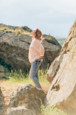 Taşlar bir arka plan üzerinde güzel kadın