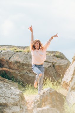 Taşlar bir arka plan üzerinde güzel kadın