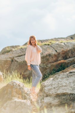 Taşlar bir arka plan üzerinde güzel kadın