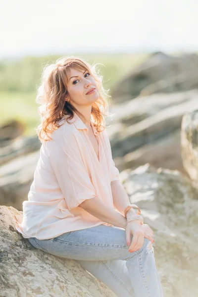 Hermosa mujer sobre un fondo de piedras —  Fotos de Stock