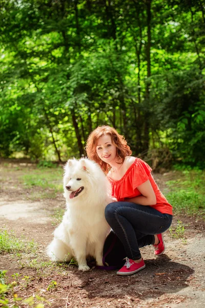 Жінка з самогубством порода собак в парку — стокове фото