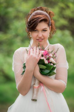 Kokulu beyaz elbiseli güzel gelin