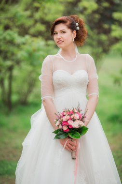 Kokulu beyaz elbiseli güzel gelin