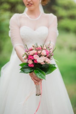 Kokulu beyaz elbiseli güzel gelin