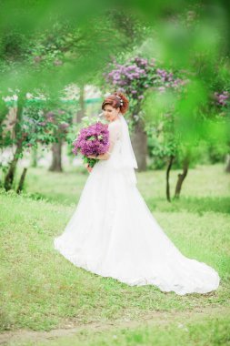 gelin buketi ile beyaz elbiseli