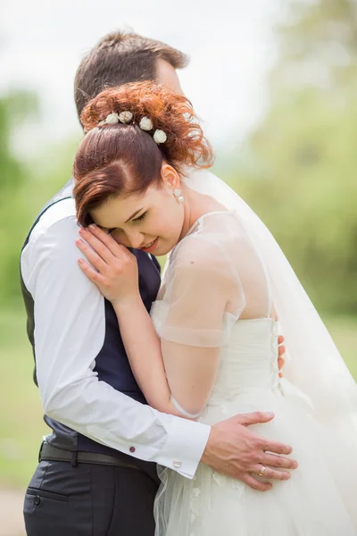 Noiva e noivo em seu dia de casamento — Fotografia de Stock