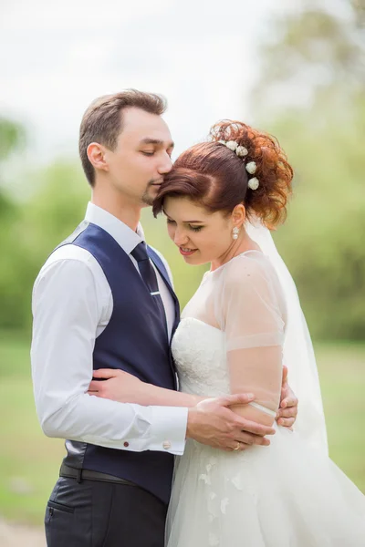 Bride and groom on their wedding day — Stock Photo, Image