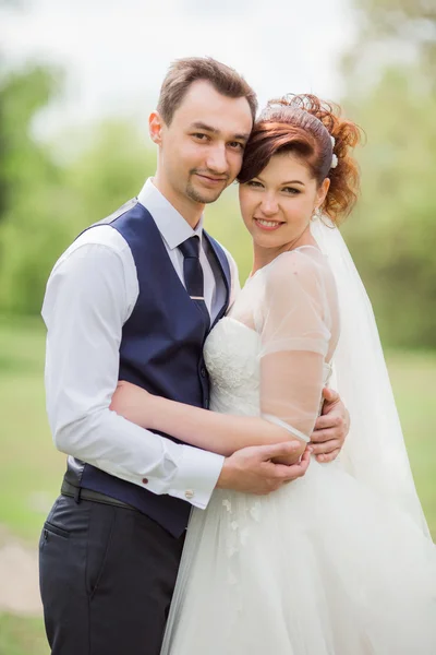 Noiva e noivo em seu dia de casamento — Fotografia de Stock