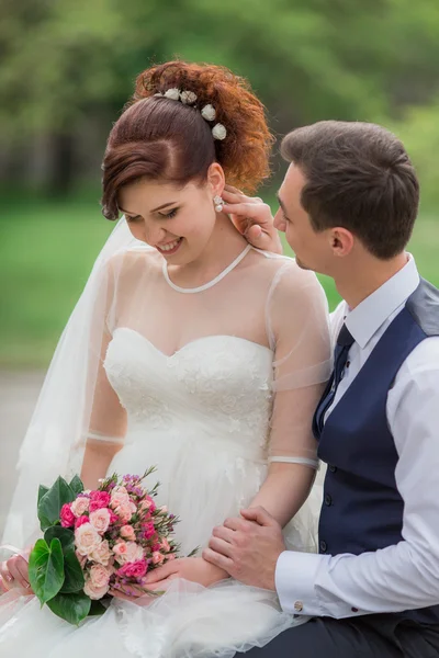 Noiva e noivo em seu dia de casamento — Fotografia de Stock