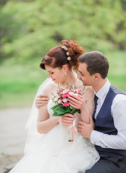 Braut und Bräutigam am Hochzeitstag — Stockfoto