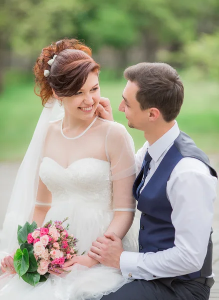 Bride and groom on their wedding day — Stock Photo, Image