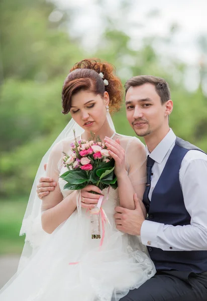 Bride and groom on their wedding day — Stock Photo, Image