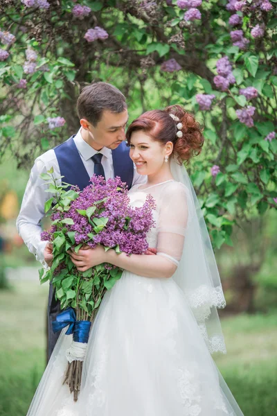 Noiva e noivo em seu dia de casamento — Fotografia de Stock