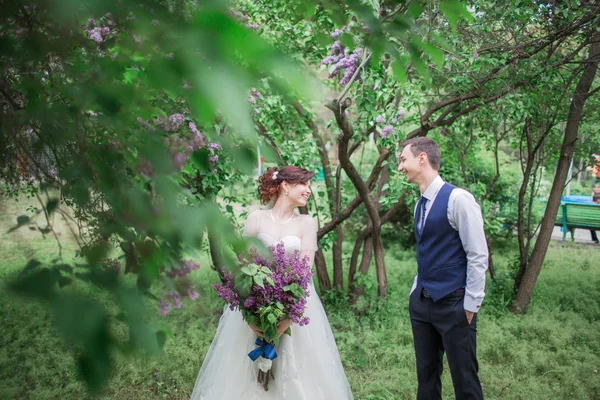 Braut und Bräutigam am Hochzeitstag — Stockfoto