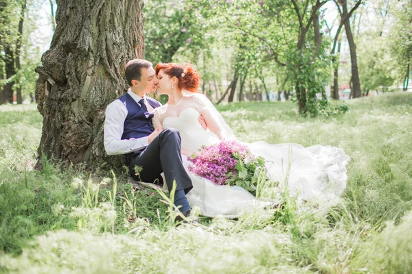 Brud och brudgum på deras bröllopsdag — Stockfoto