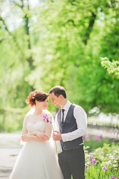 Bruid en bruidegom op hun trouwdag — Stockfoto