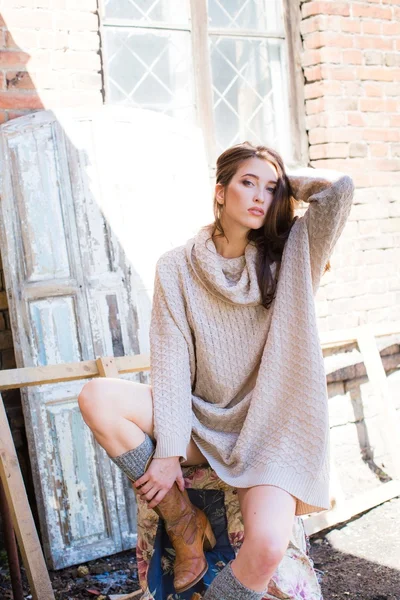 Wanita cantik dengan sweater hangat — Stok Foto