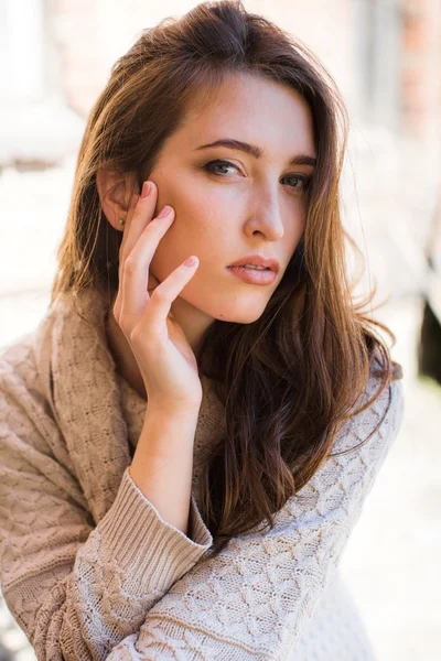 따뜻한 스웨터에서 아름 다운 여자 — 스톡 사진