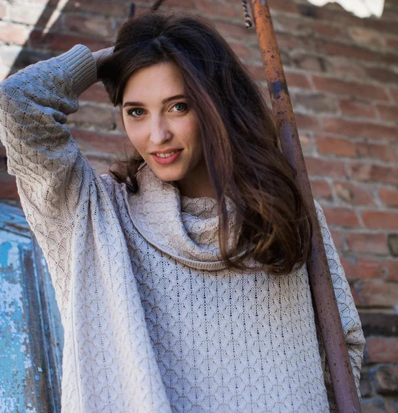 Hermosa mujer en suéter cálido —  Fotos de Stock