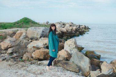 Deniz kıyısında genç kadın