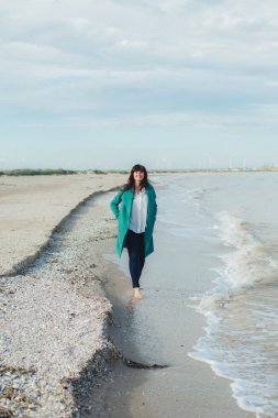 Deniz kıyısında genç kadın