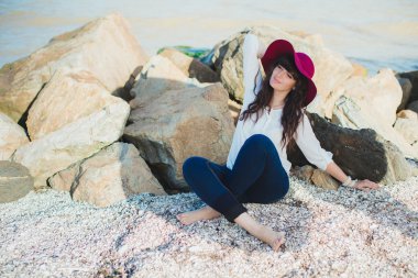 Deniz kıyısında genç kadın