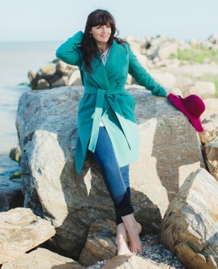 Deniz kıyısında genç kadın