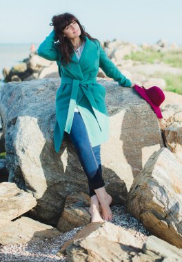 Deniz kıyısında genç kadın