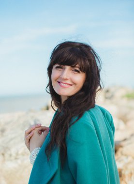 Deniz kıyısında genç kadın