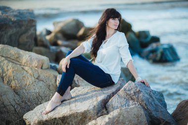 Deniz kıyısında genç kadın