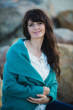 Deniz kıyısında genç kadın