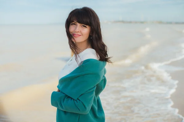 Young woman on a sea-shore — Stock Photo, Image