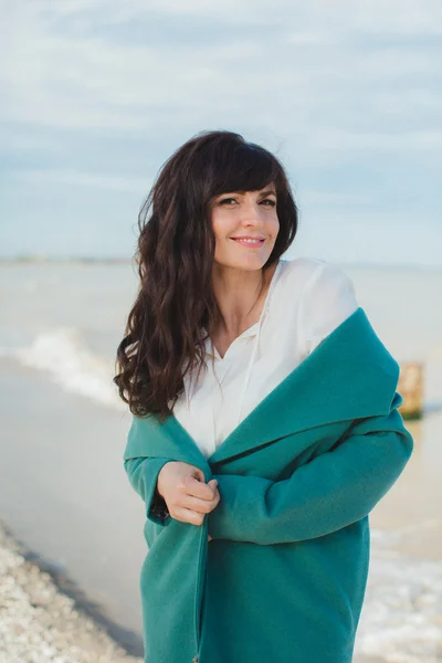 Jeune femme au bord de la mer — Photo