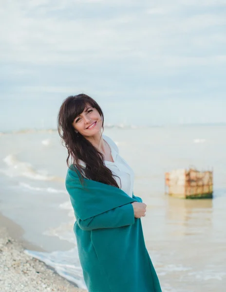 Young woman on a sea-shore — Stock Photo, Image