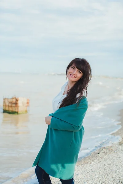 Ung kvinna på en sea-shore — Stockfoto