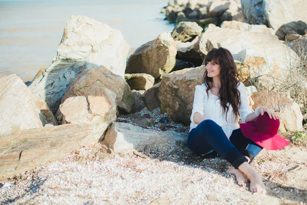 Young woman on a sea-shore — Stock Photo, Image