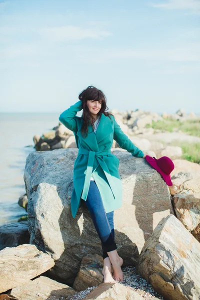 Deniz kıyısında genç kadın — Stok fotoğraf