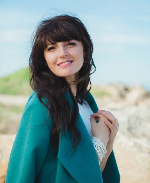 Young woman on nature — Stock Photo, Image