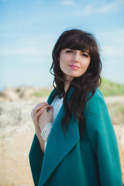 Young woman on nature — Stock Photo, Image