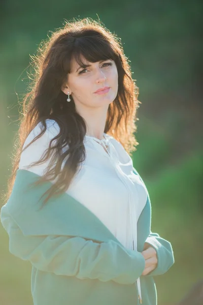 Young woman on nature — Stock Photo, Image