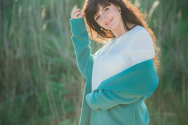 Young woman on nature — Stock Photo, Image