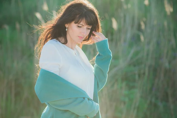 Young woman on nature — Stock Photo, Image