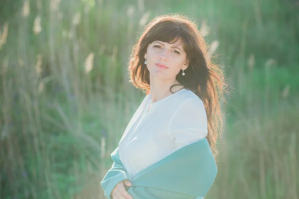 Young woman on nature — Stock Photo, Image