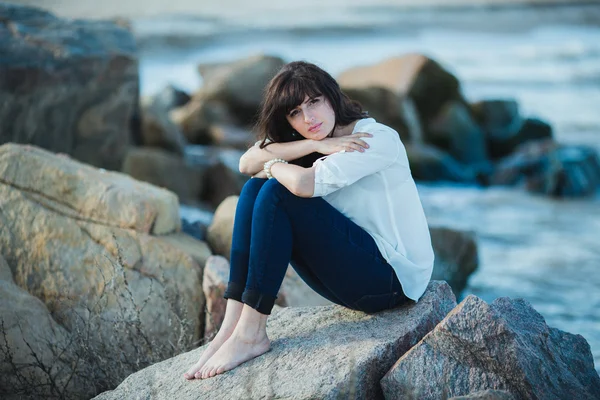 Jeune femme au bord de la mer — Photo