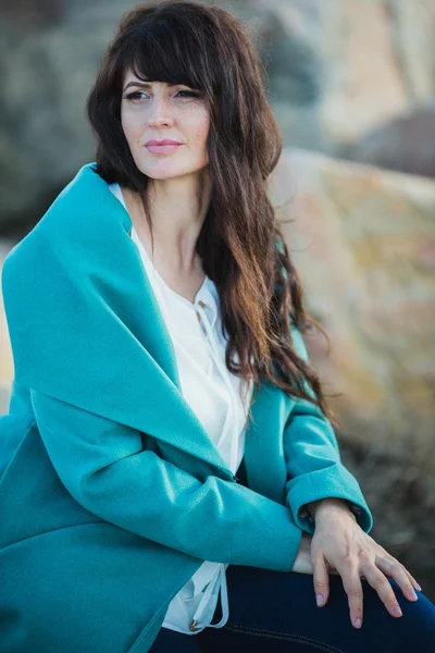 Young woman on a sea-shore — Stock Photo, Image