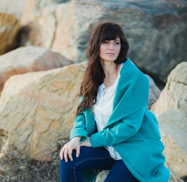 Young woman on a sea-shore — Stock Photo, Image