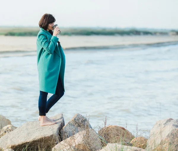 Giovane donna su una riva del mare — Foto Stock