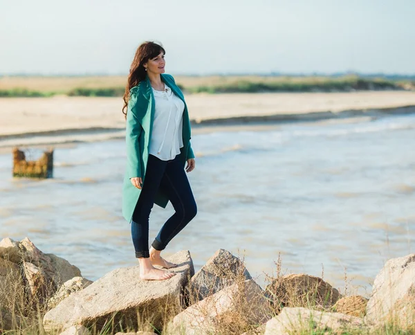 Jeune femme au bord de la mer — Photo