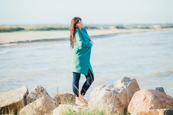 Jeune femme au bord de la mer — Photo