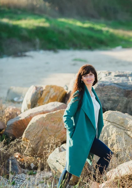 Jeune femme au bord de la mer — Photo